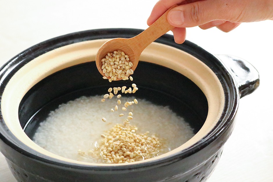 土鍋にお米とはだか麦を入れる
